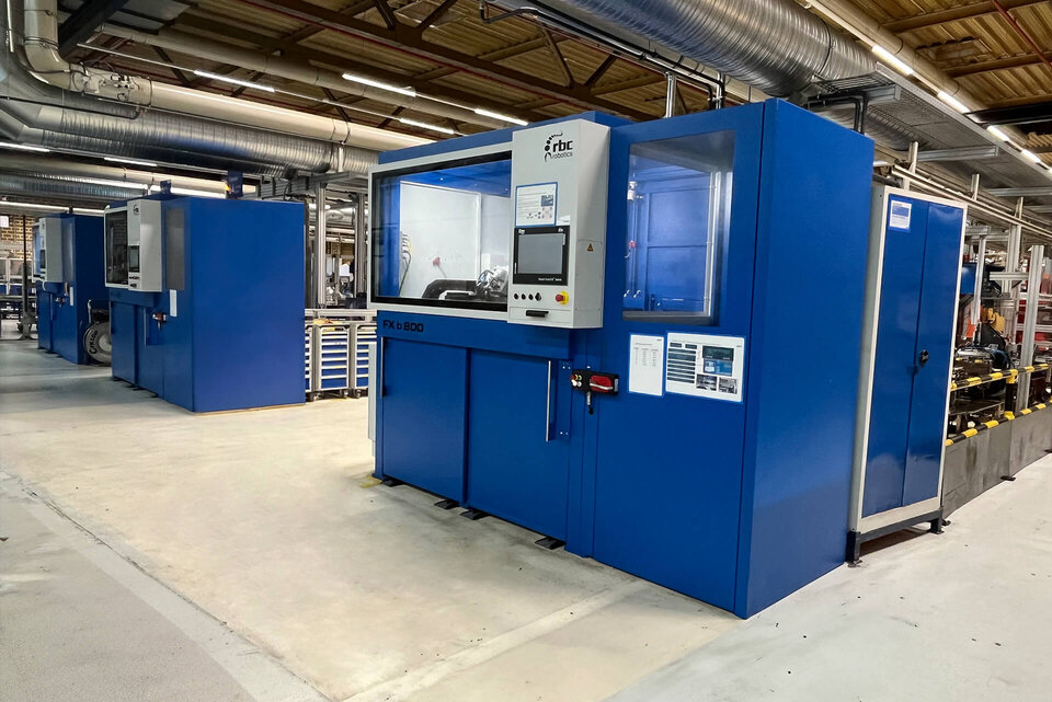 FXB800 Produktionslinie im SKF Fertigungsumfeld mit mehreren verbundenen Maschinenstationen.